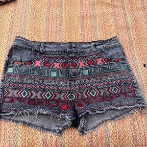 Celebrity Pink Cut-Off Shorts Stone Wash Front Embroidery Sz 15 Daisy Dukes Boho